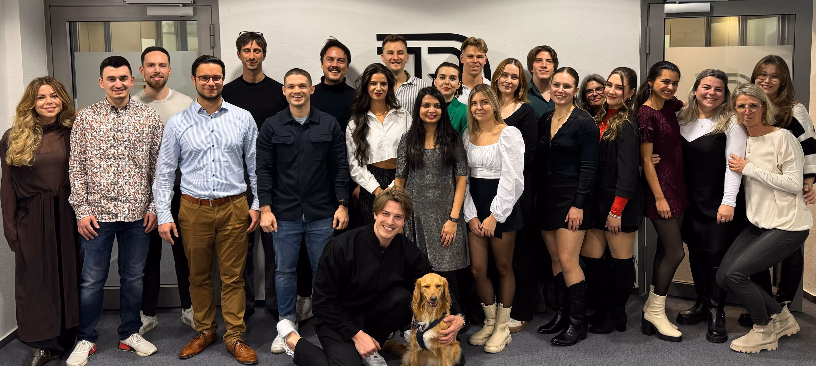 TRD Solutions Team-Foto: Amazon Agentur Mitarbeiter gemeinsam im Büro