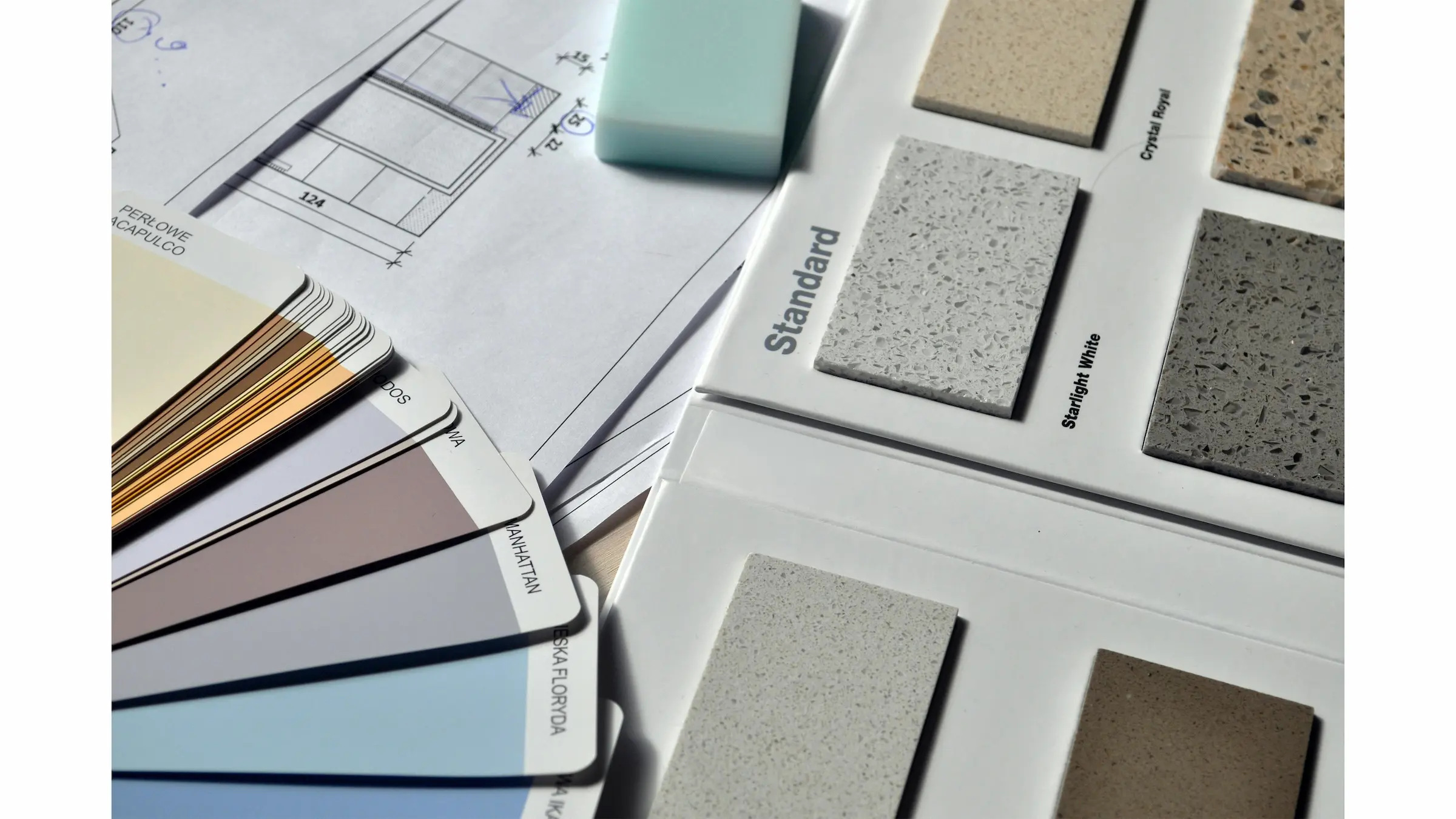 Échantillons de matériaux et documents techniques utilisés pour analyser un projet et établir une estimation de travaux structurée.