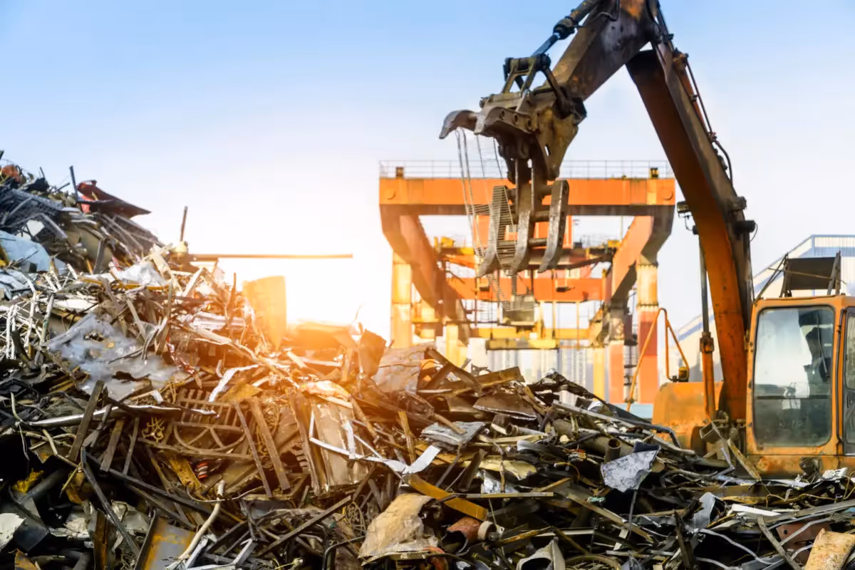Grab crane works in waste recycling station