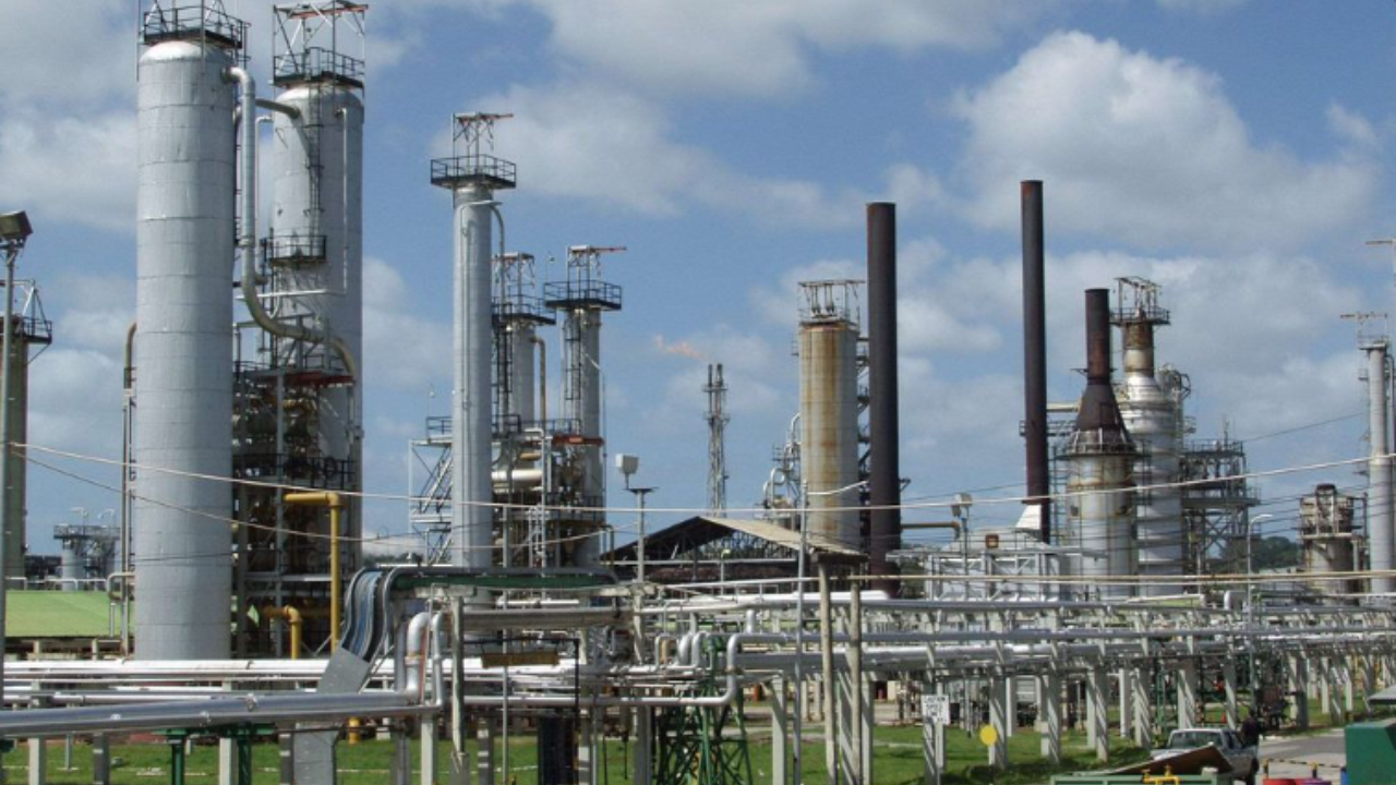 Trinidad plans phased restart of refinery