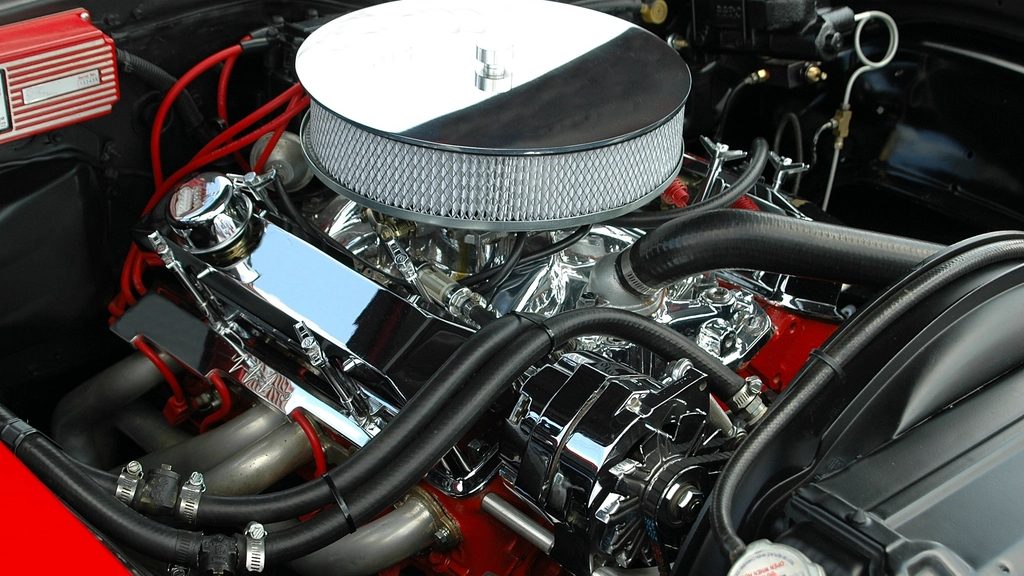 Moteur automobile en atelier - cession de garage automobile Montpellier - Cabinet Biot