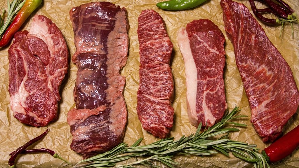 Pièces de viande sur étal de boucherie - cession de boucherie-charcuterie Montpellier - Cabinet Biot