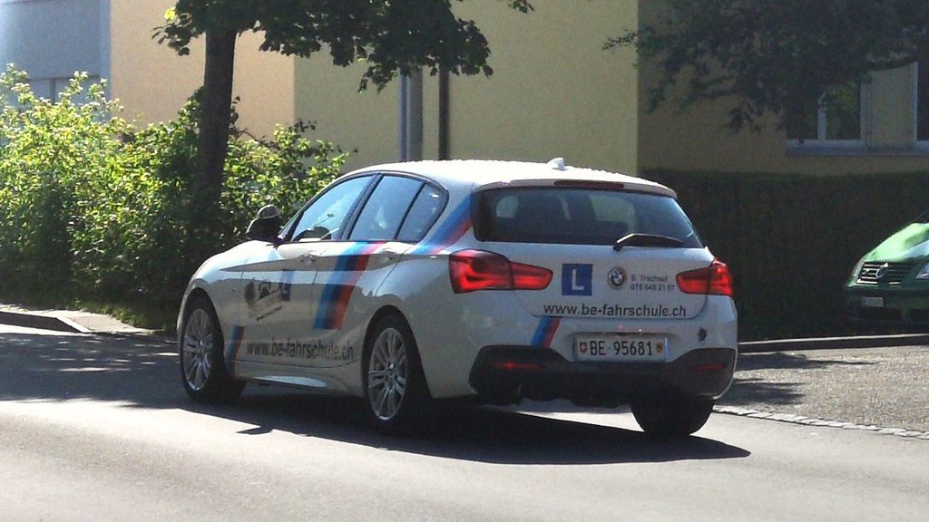 Voiture d'auto-école en circulation - cession d'auto-école Montpellier - Cabinet Biot