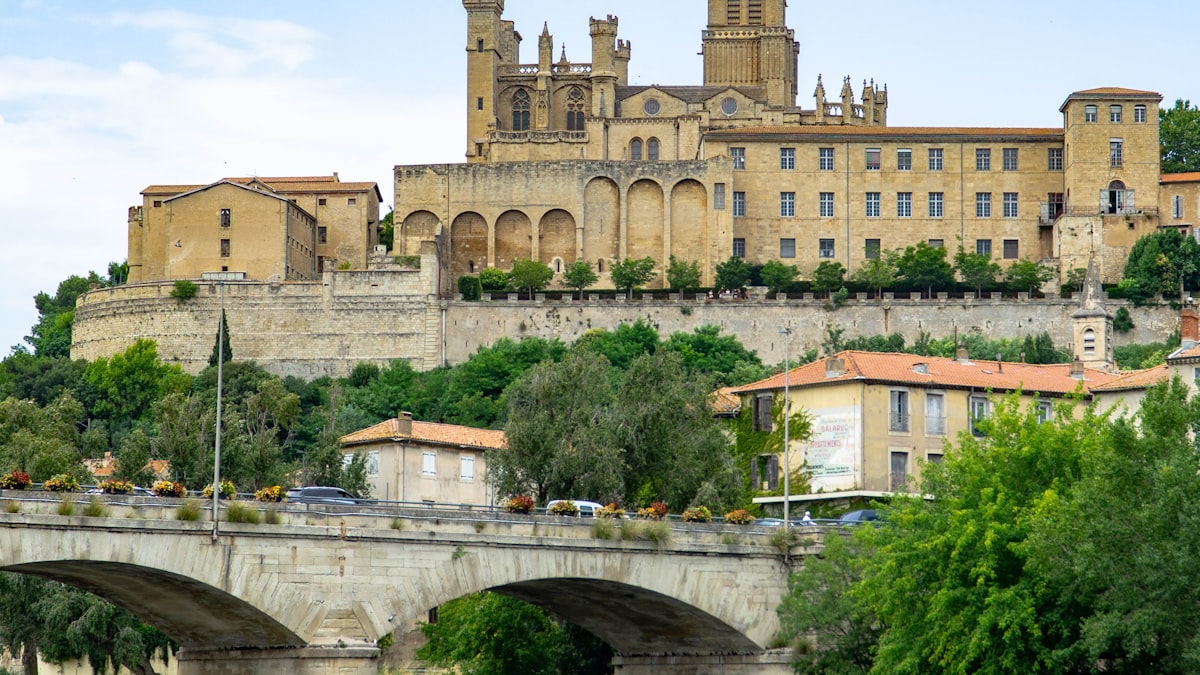 La cathédrale Saint-Nazaire de Béziers surplombant l'Orb