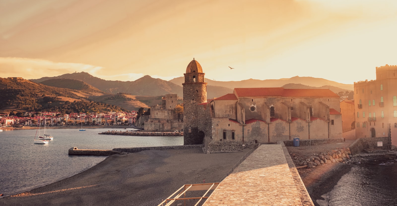 Le village de Collioure au bord de la Méditerranée, Côte Vermeille, Pyrénées-Orientales