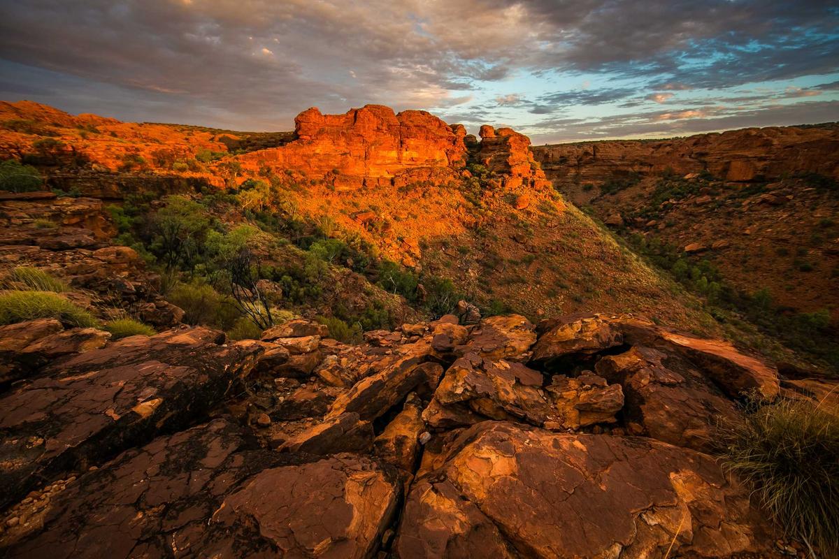 Canyon de roche rouge au coucher du soleil