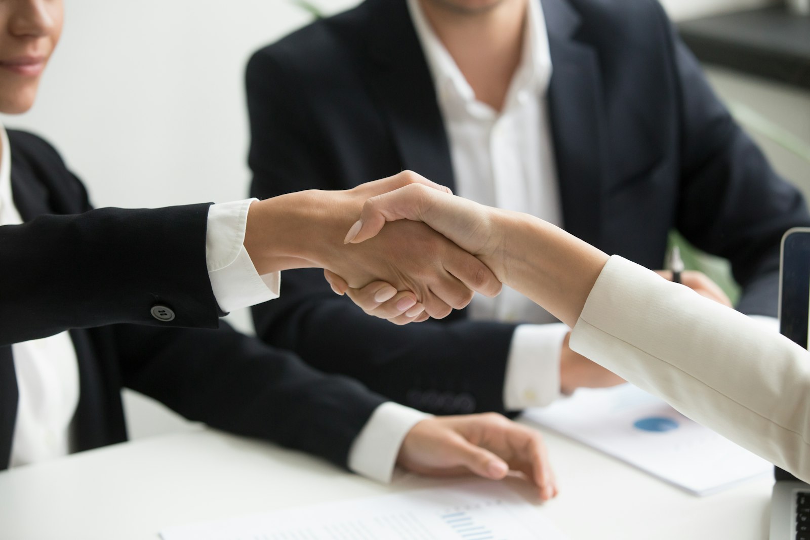 Poignée de main devant un ordinateur portable, BSPCE et fondateurs de startup
