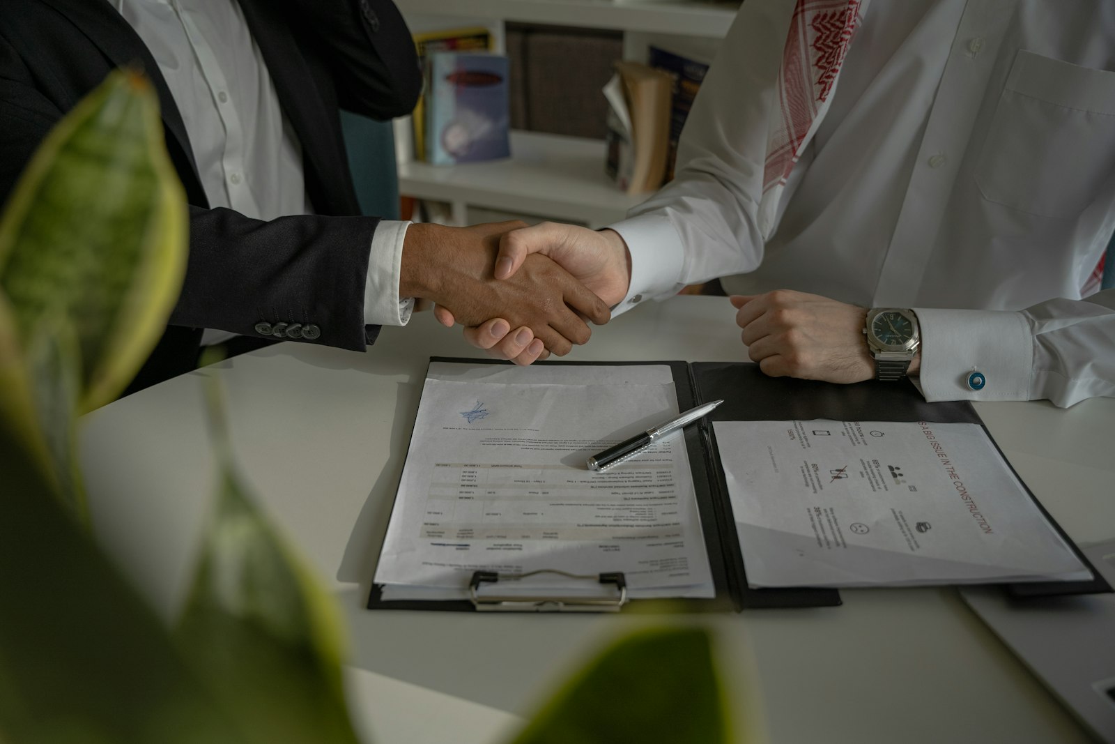 Poignée de main au-dessus d'un contrat, nantissement de fonds de commerce