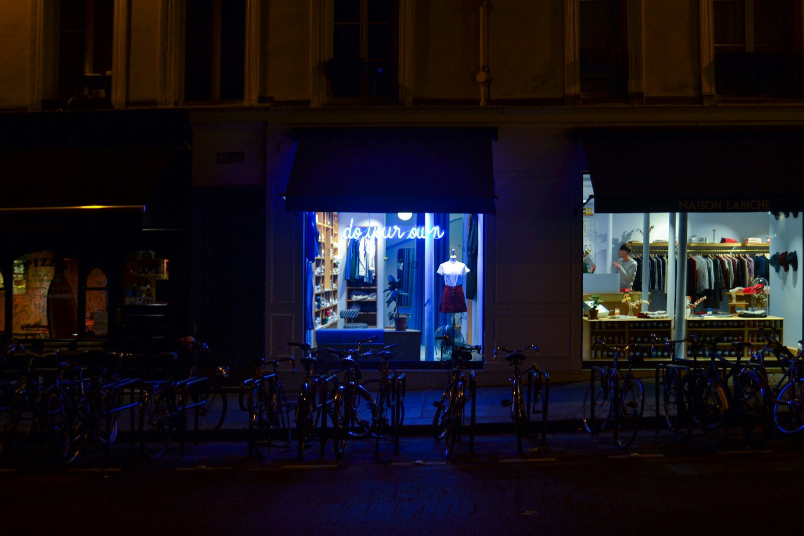 Boutique éclairée en soirée, cession du droit au bail commercial