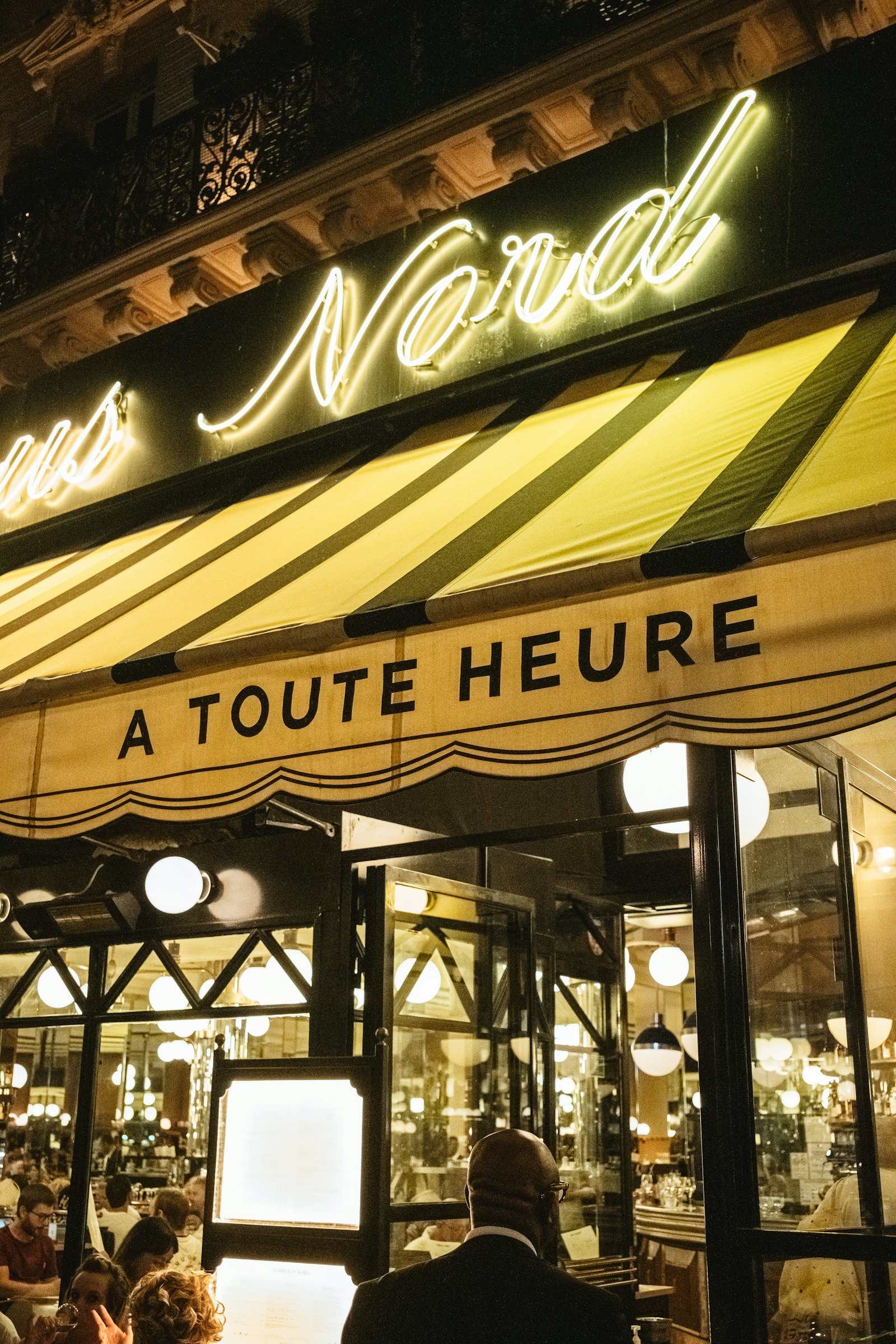 Terrasse de restaurant animée, céder un fonds de commerce