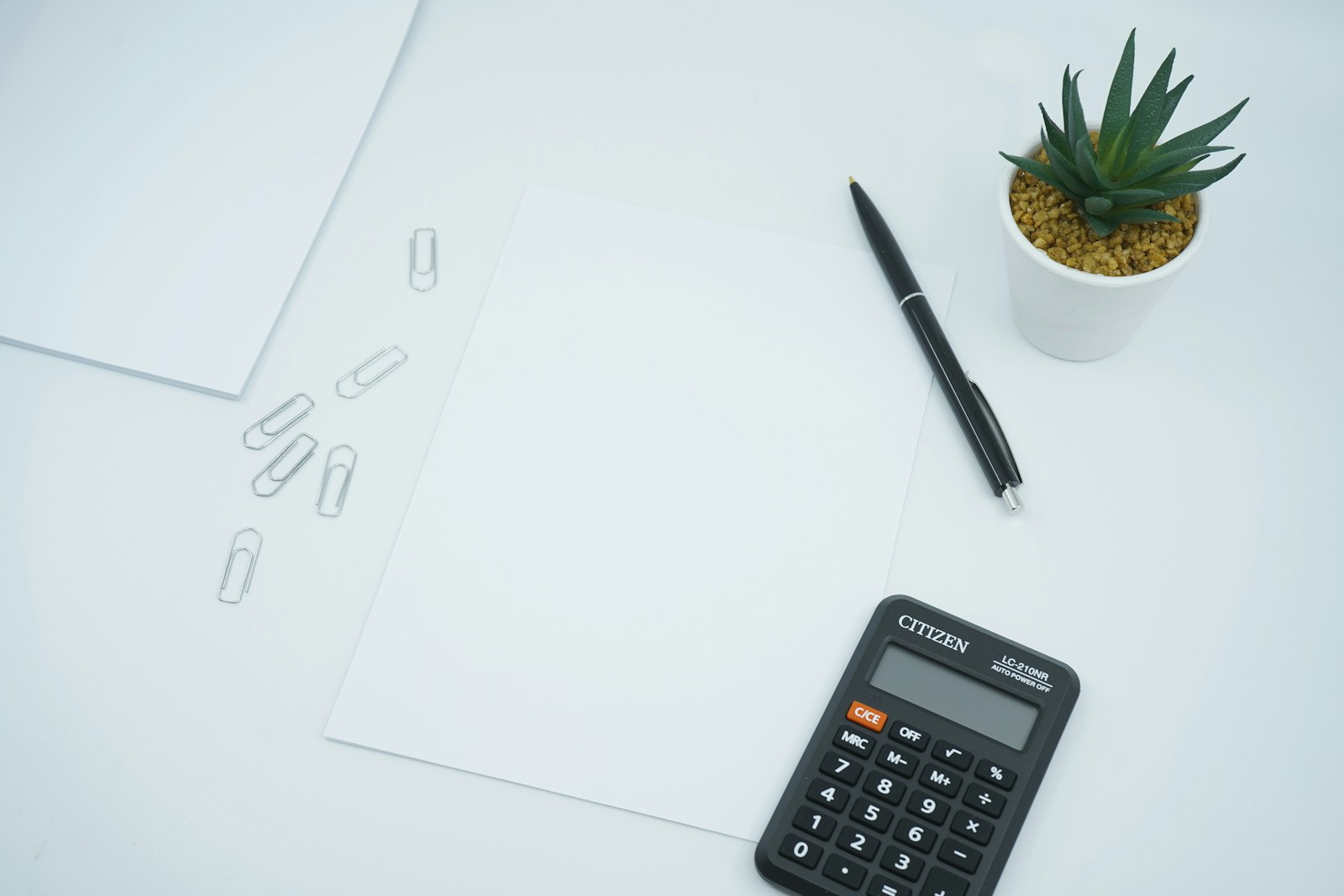 Calculatrice posée sur un bureau, simulation du coût d'une cession de fonds
