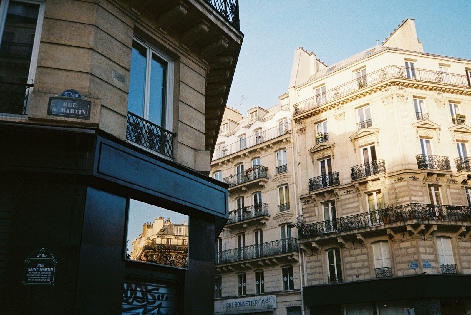 Façade d'immeuble avec balcons, révision du loyer commercial ILC ILAT