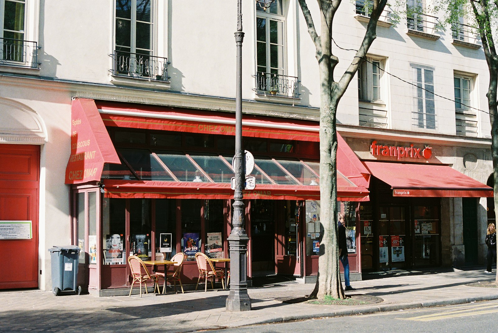 Devanture de café aux stores rouges, renouvellement du bail commercial