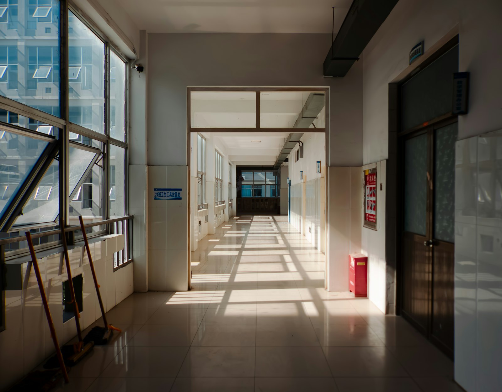 Long couloir et jeu d'ombres, exclusion d'un associé de SAS