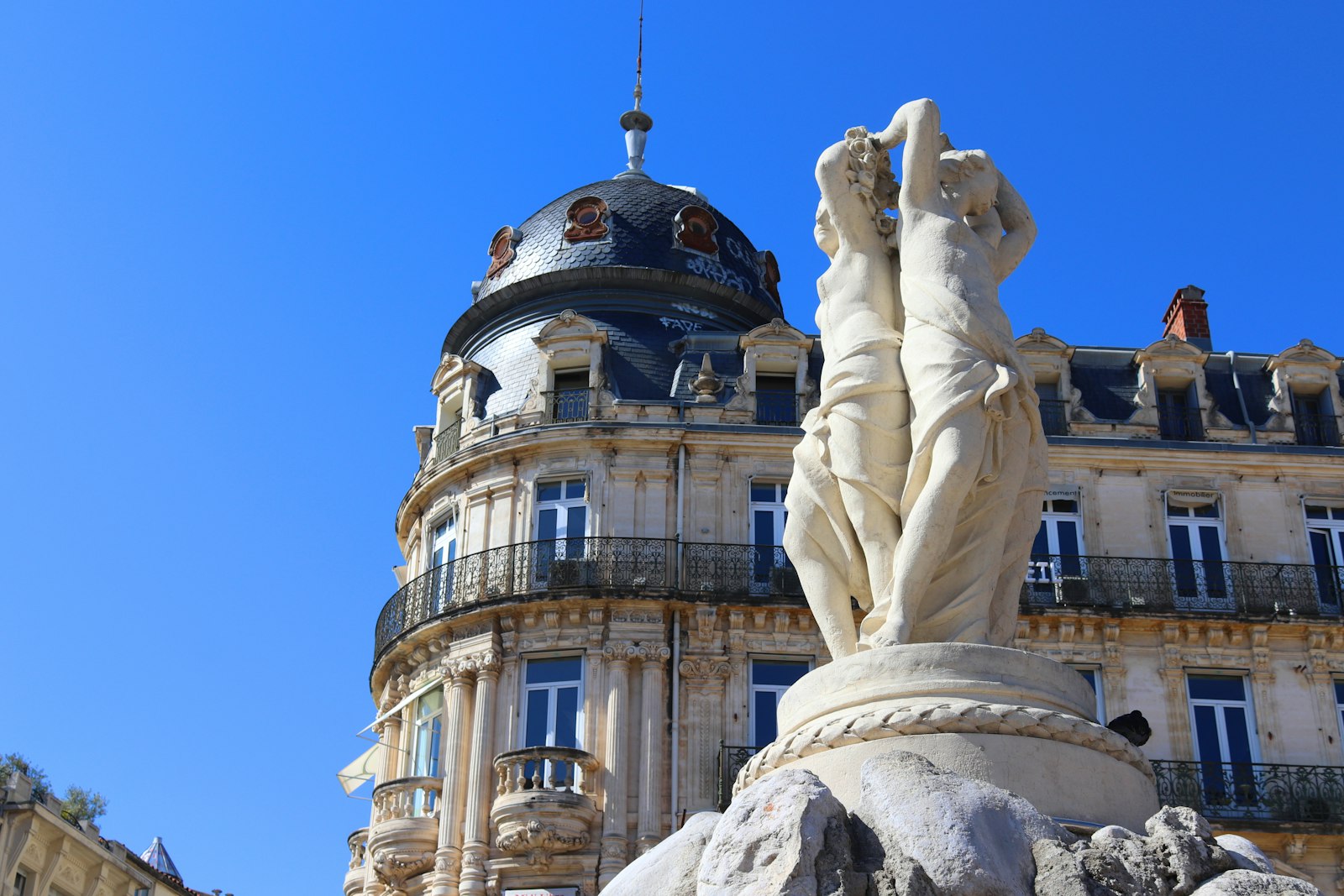 Place de la Comédie et fontaine des Trois Grâces à Montpellier, avocat rachat de société