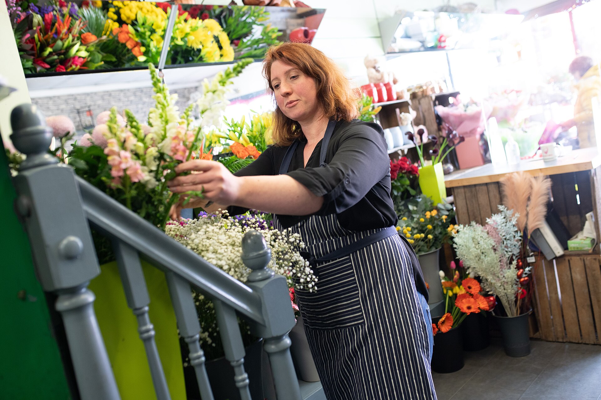 Fleuriste dans sa boutique, commerce en entreprise individuelle