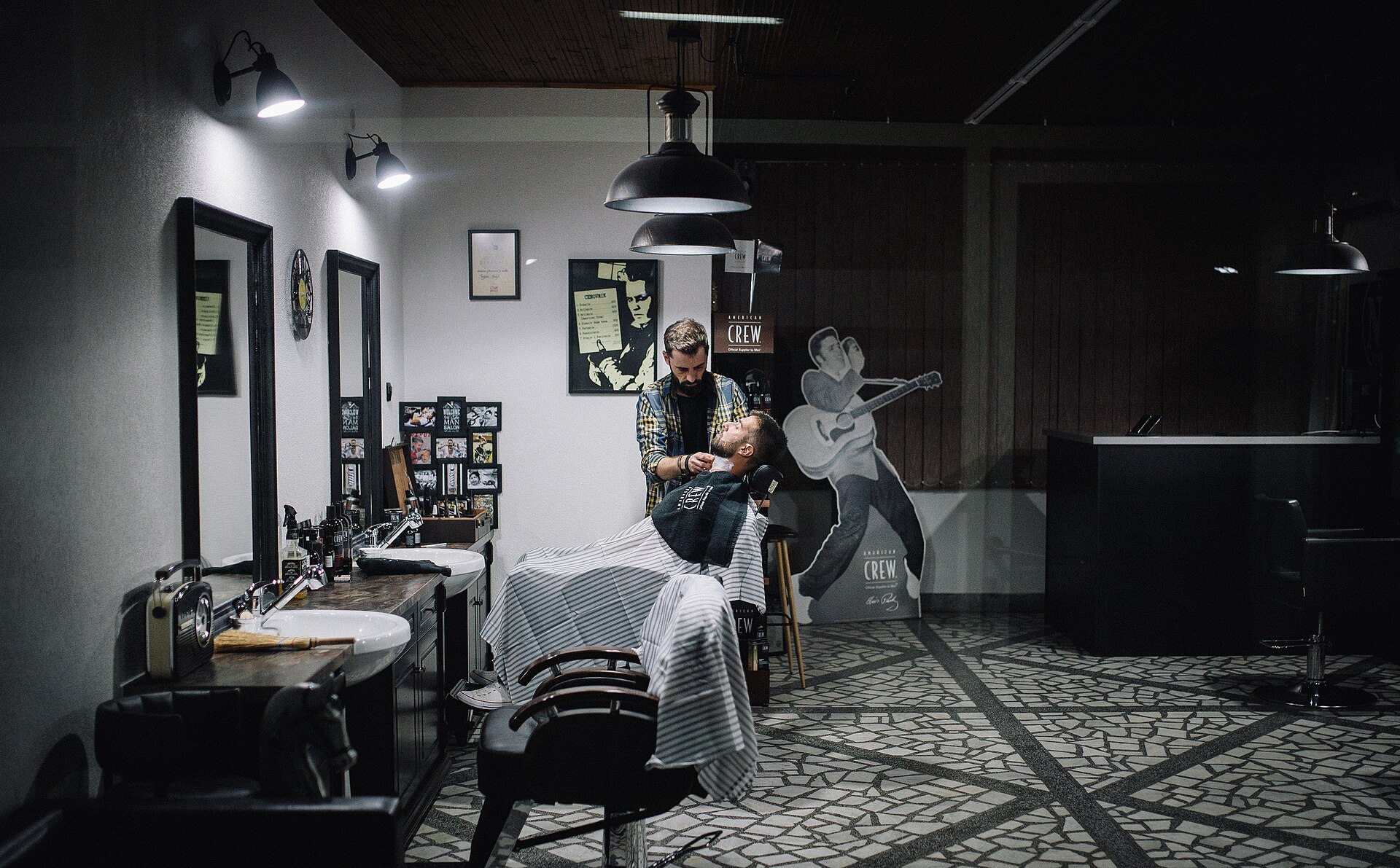 Barbier au travail dans son salon, entreprise artisanale