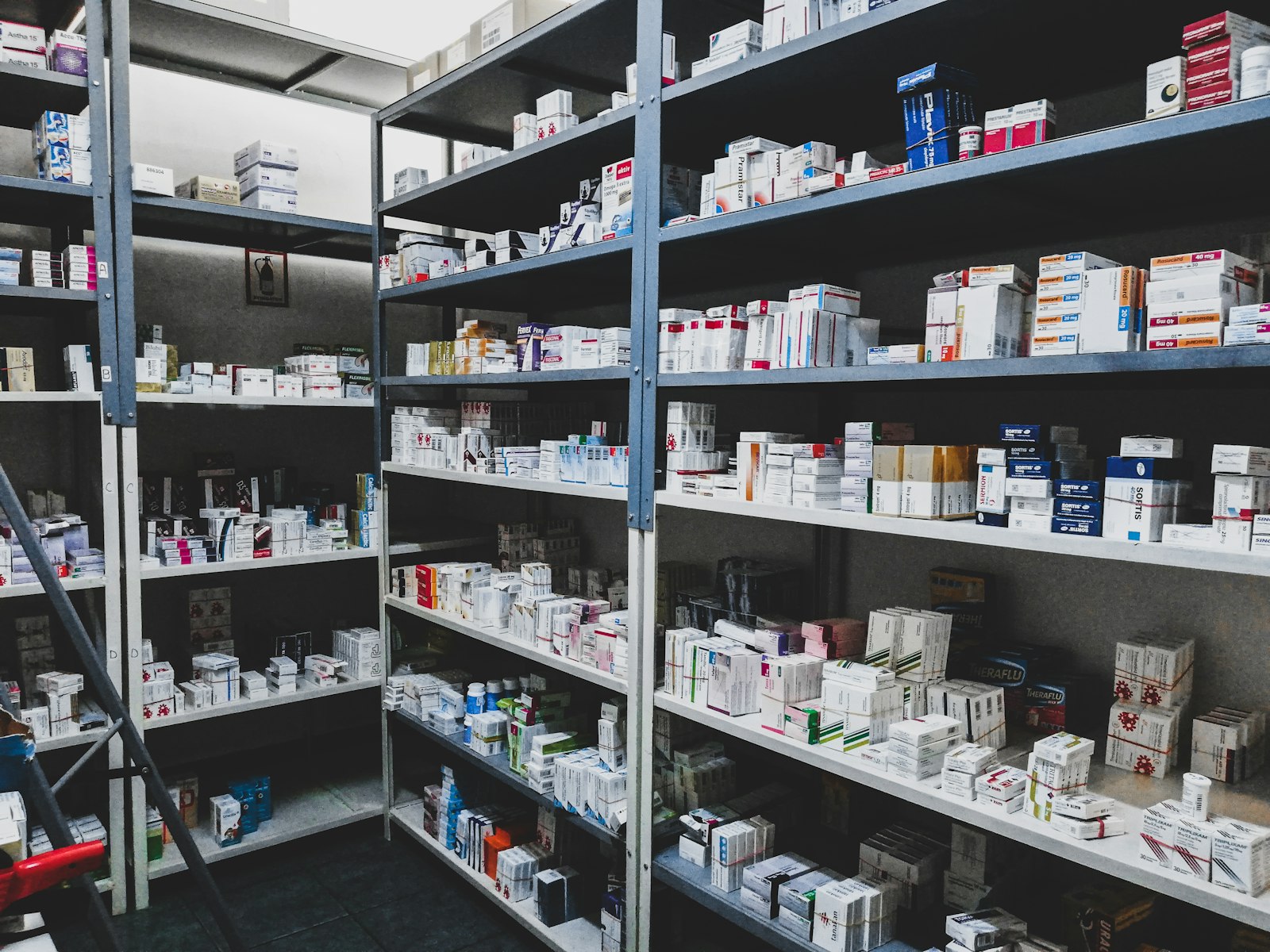 Rayonnages d'une officine : cession de pharmacie dans les Pyrénées-Orientales