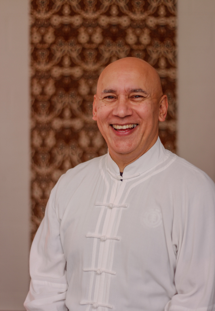 Kierty Verbooy tijdens een sessie acupunctuur van de krijgskunst of Tai Chi‑training.