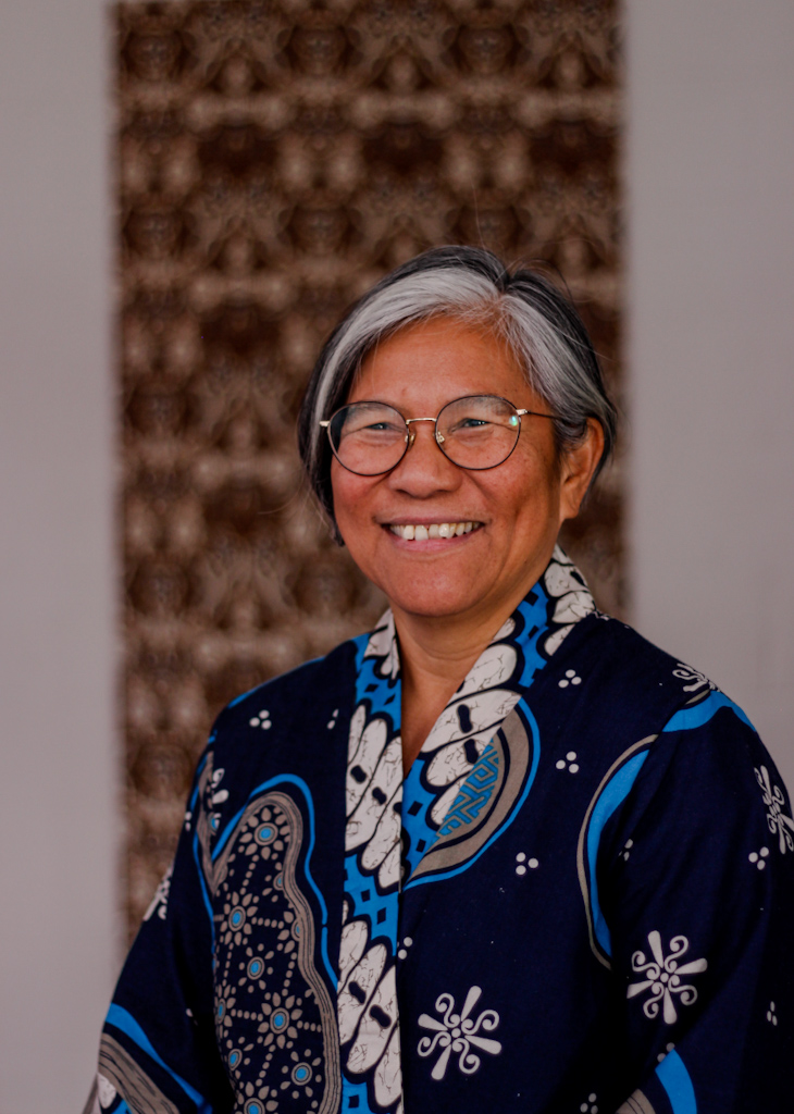 Jeannette Verbooy tijdens een moment van lesgeven in yoga en lichaamsgerichte beweging.