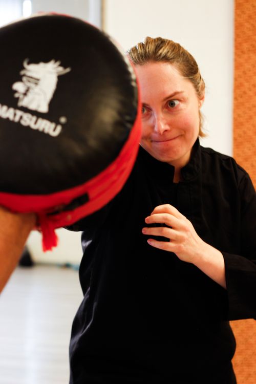 Wushu‑training gericht op kracht, techniek en vloeiende beweging.