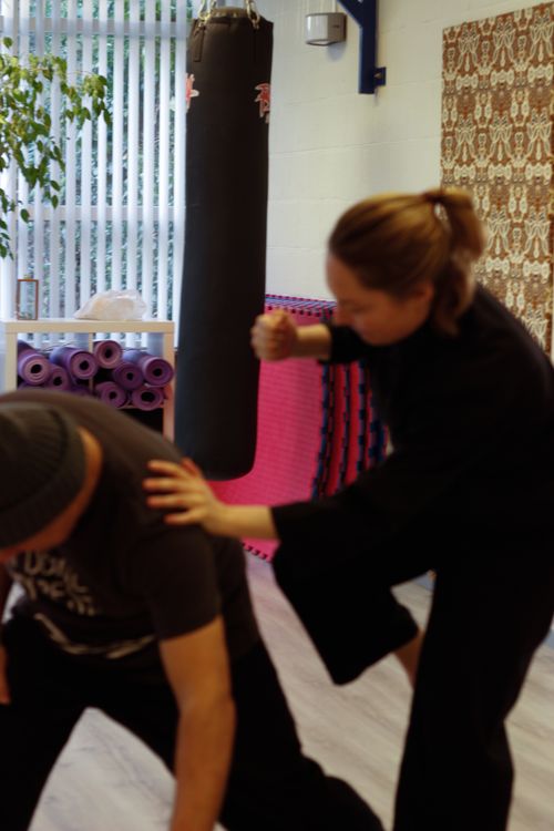 Zelfverdedigingstraining voor vrouwen gericht op veiligheid, kracht en zelfvertrouwen.