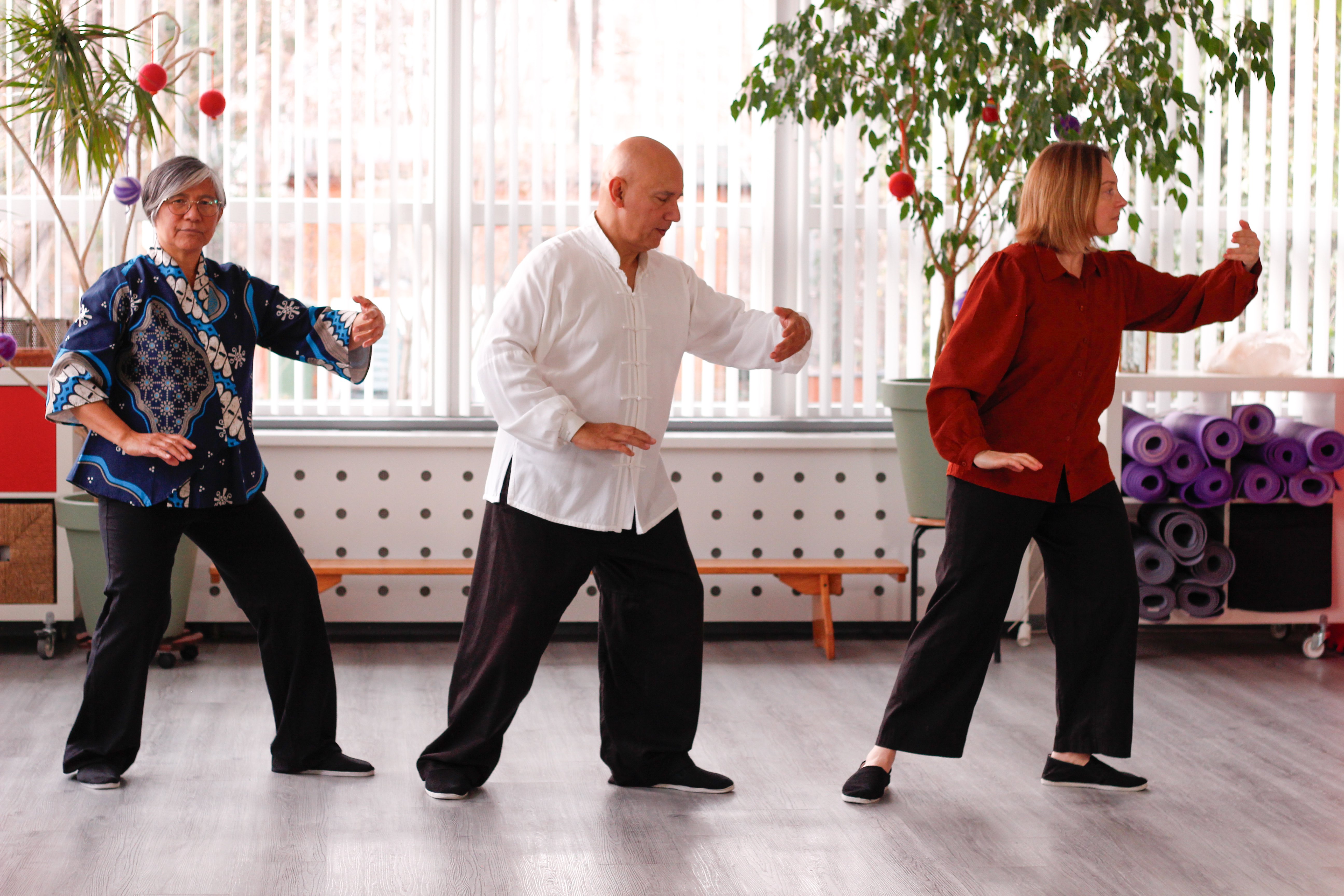 Rustige praktijkruimte van Equilibrium Maastricht met warme, natuurlijke elementen.