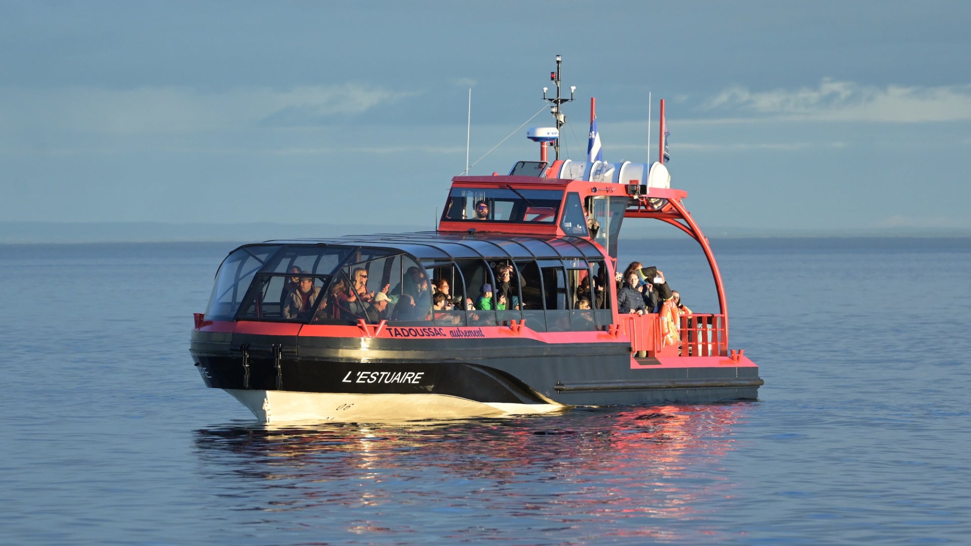 Bateau L'Estuaire de Tadoussac Autrement sur le fleuve