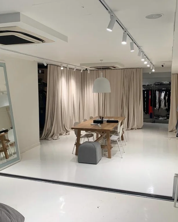 NU · King’s Road · Mirrored surfaces and seating