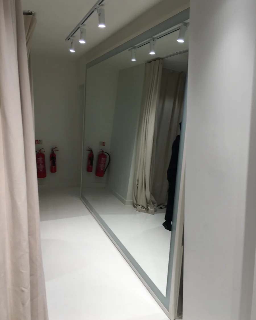 NU · King’s Road · Mirror and curtained fitting area
