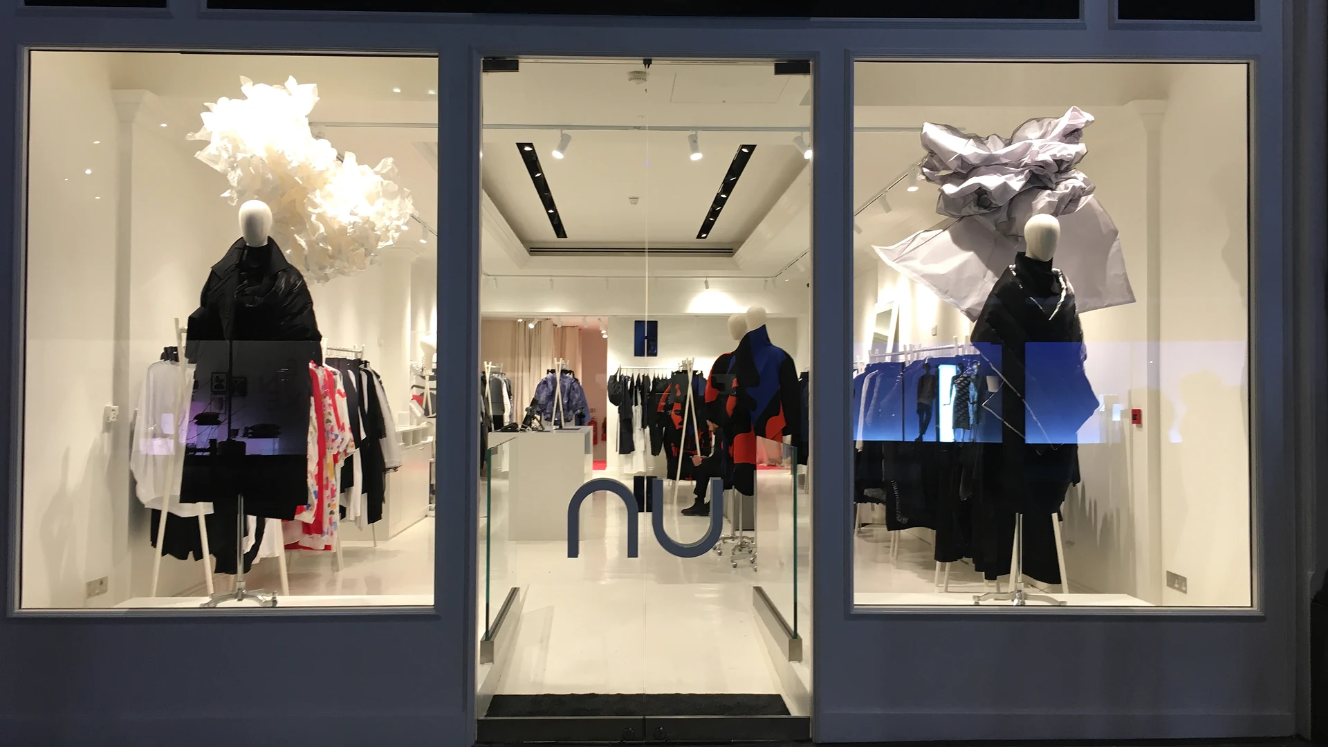 Illuminated NU shopfront and glazed entrance at King’s Road