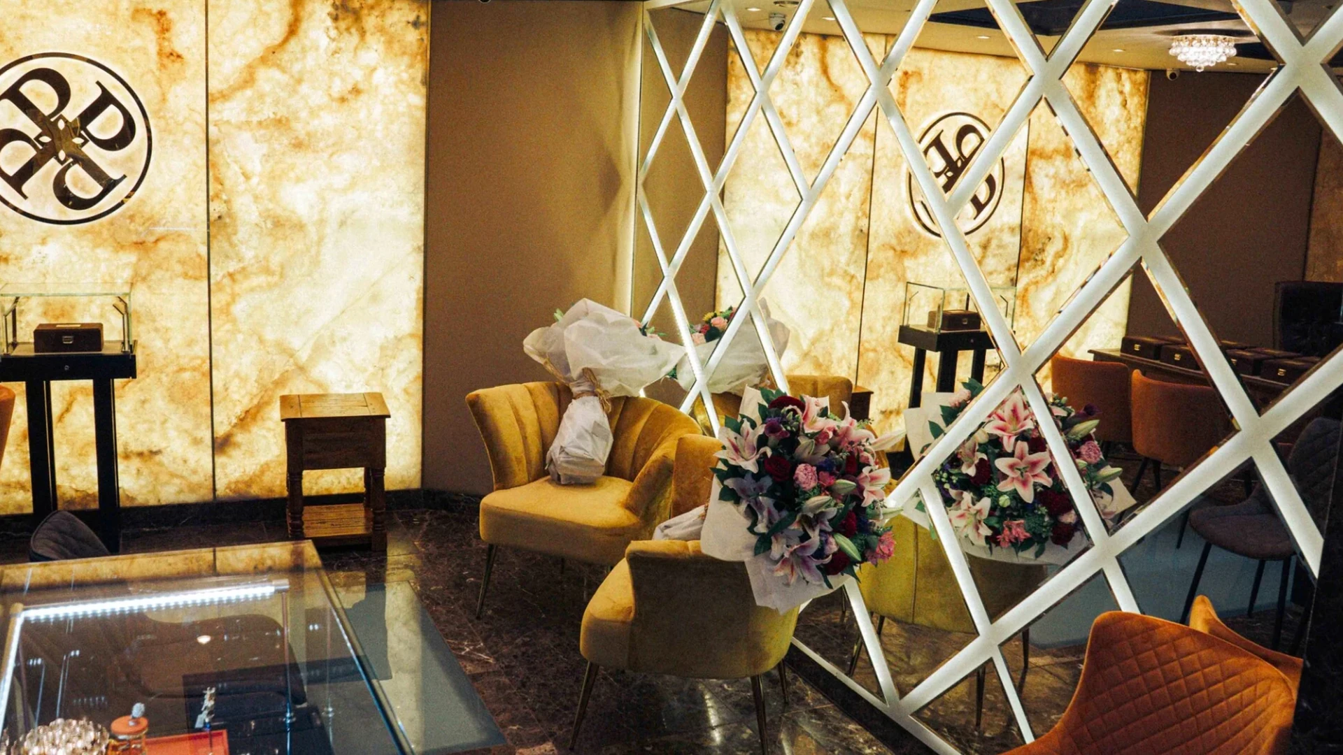 Illuminated onyx and display detailing in a Knightsbridge jeweller’s boutique