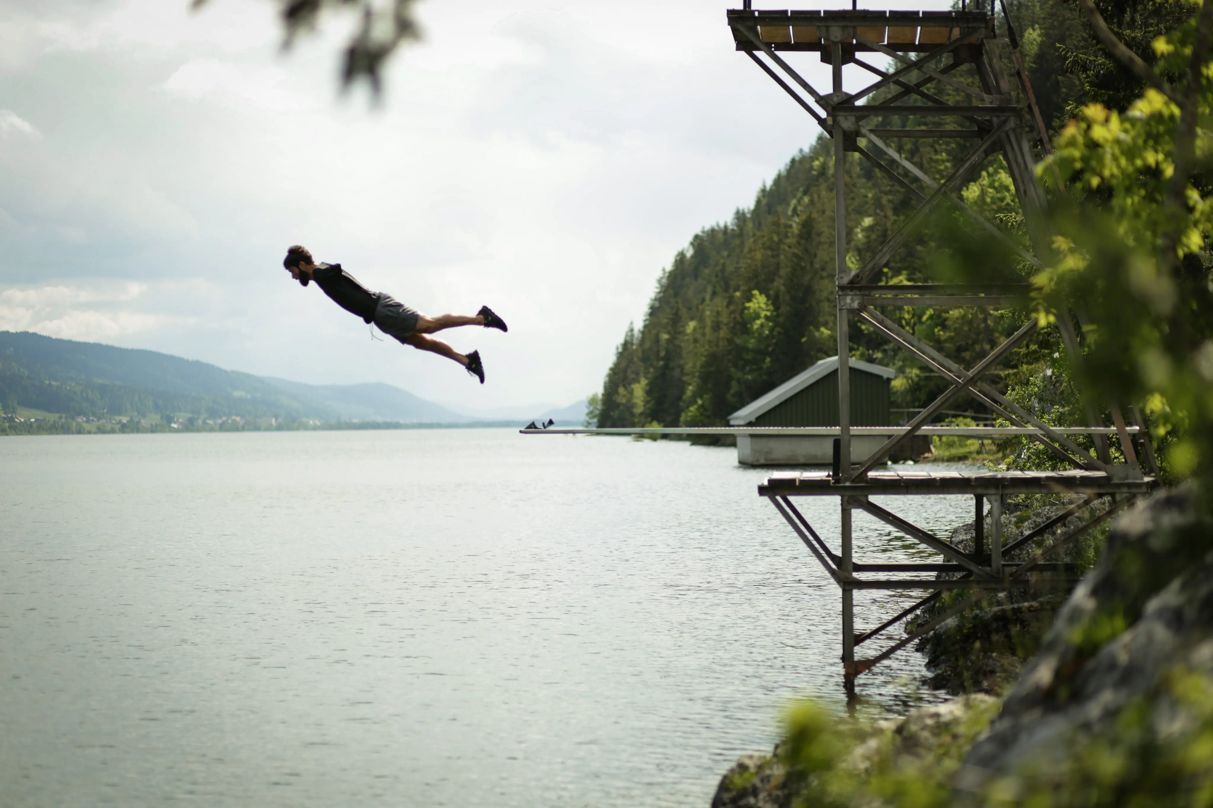 Louis Derungs saut dans le vide
