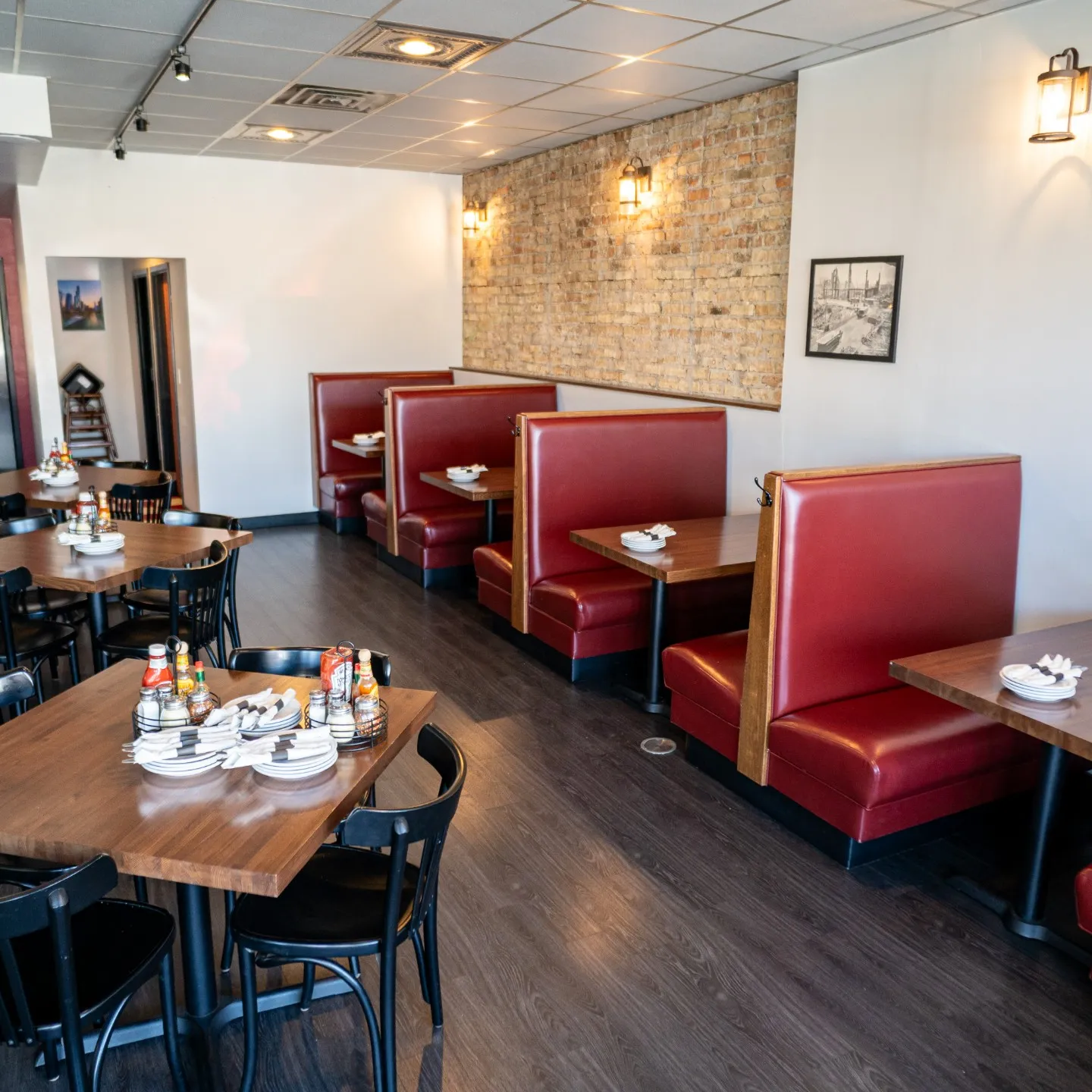 The inside vibe of Carbone Pizzeria Americano restaurant