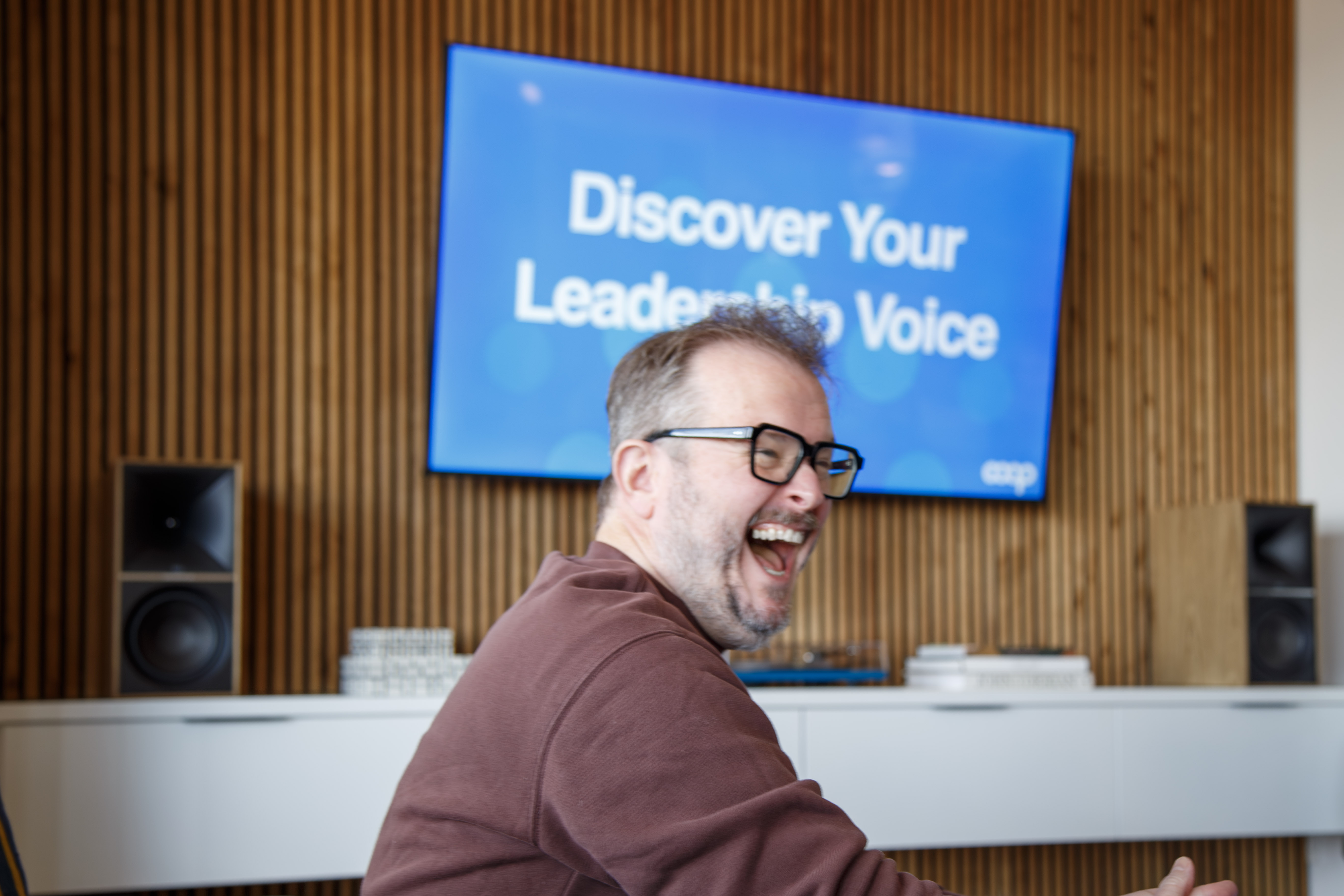 image depicting employees collaborating (for a manufacturing plant)