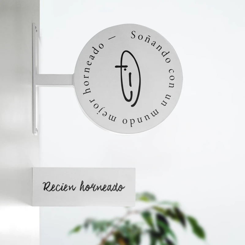 El Idealista monogram and store sign exploration