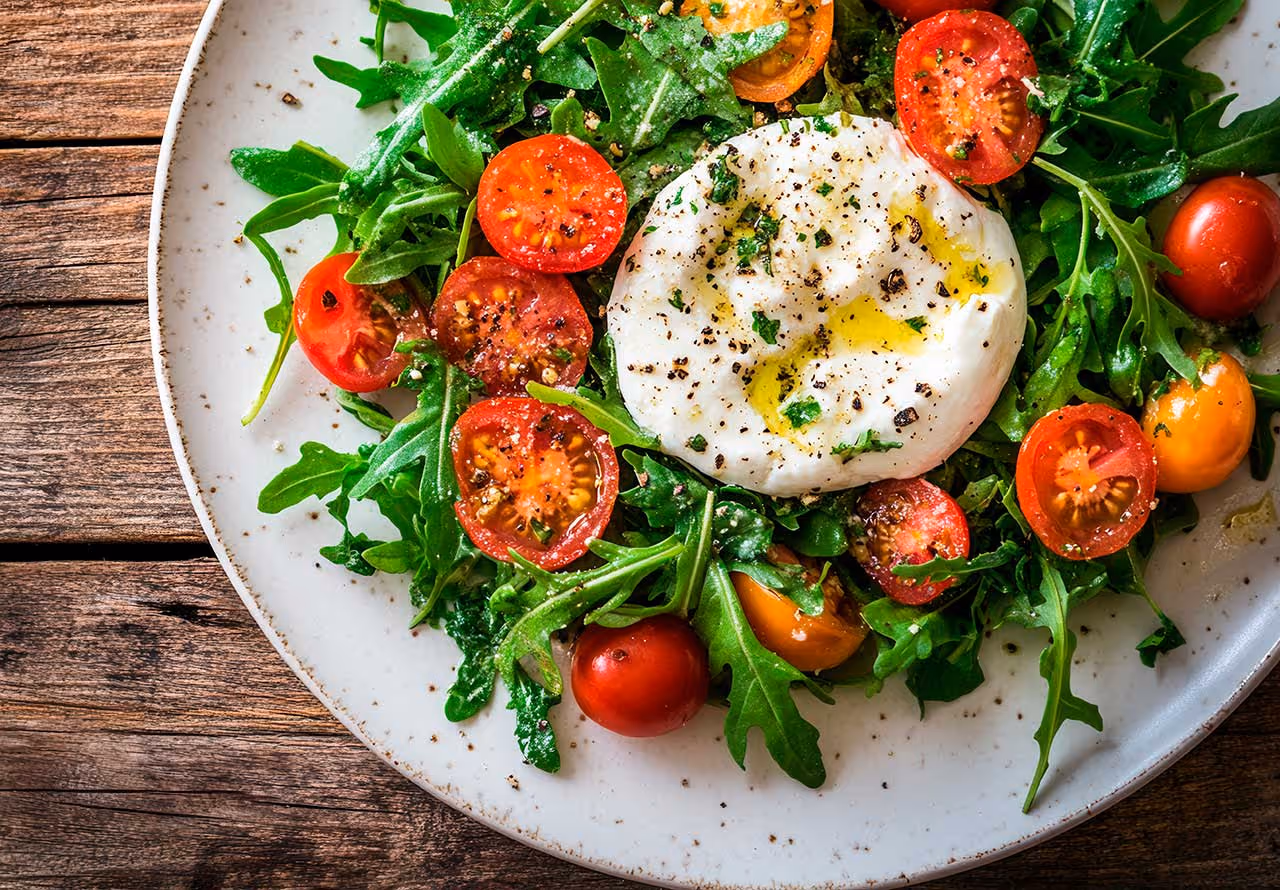 Burrata's Salad with cherry tomatoes and arugula