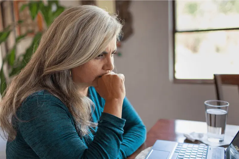 Femme en réflexion sur sa carrière et ses priorités à mi-parcours professionnel
