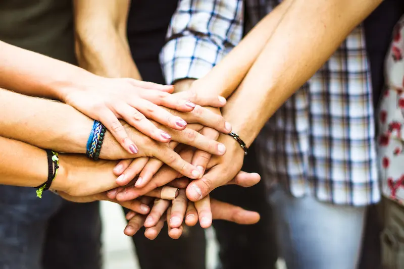 Personnes collaborant dans une activité de bénévolat pour favoriser l’intégration au Québec