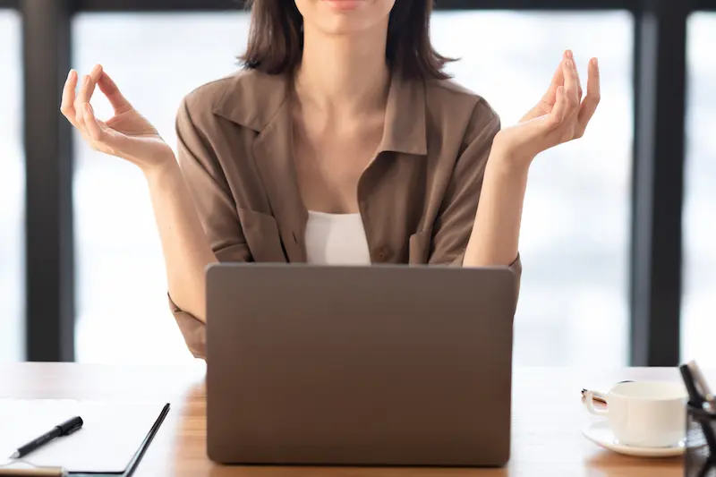 Pratique de la présence attentive au travail pour améliorer la concentration et réduire le stress