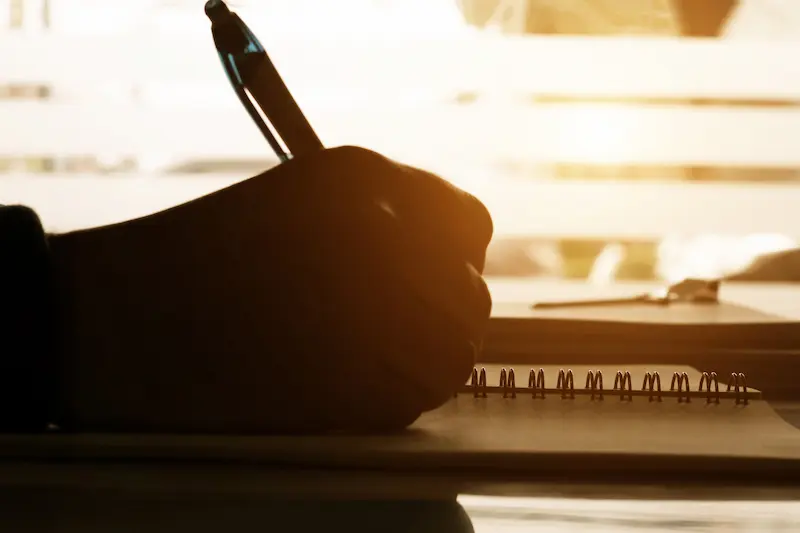 Comment améliorer son expression écrite en français pour le travail