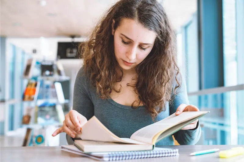 Lire régulièrement pour améliorer son expression écrite en français