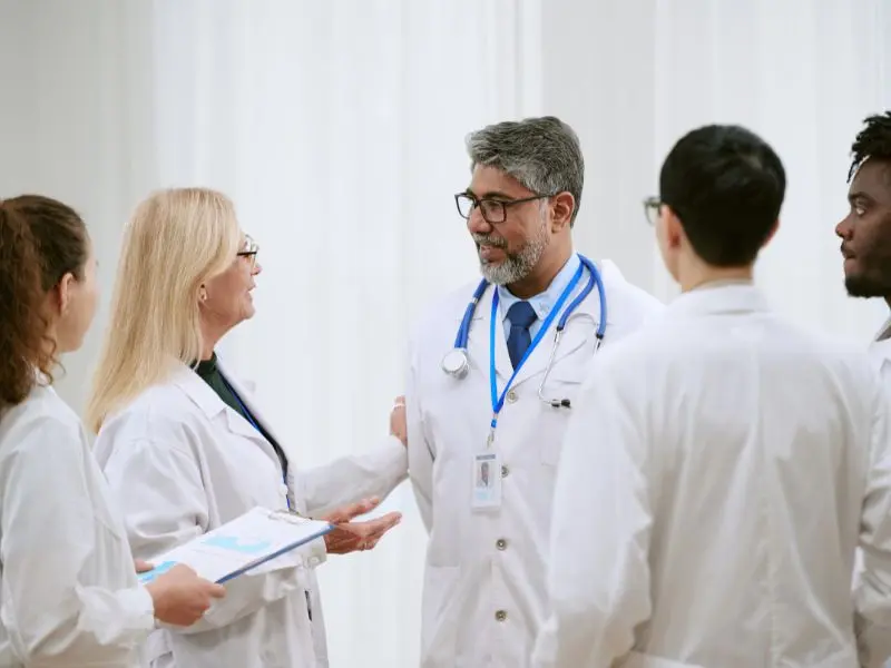 Professionnels de la santé échangeant sur les pratiques et l’expérience du métier