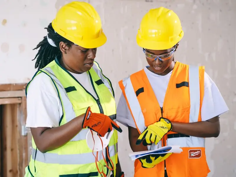 Travailleuses en chantier partageant leur expérience d’un métier technique