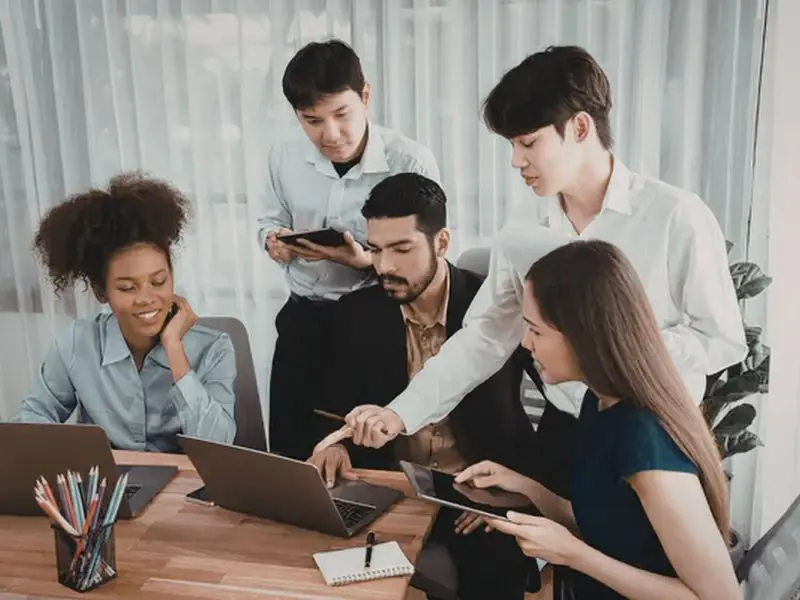 Professionnels échangeant des conseils et des expériences de travail
