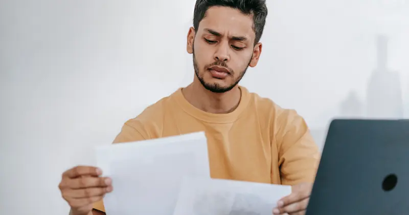 Employé faisant face aux défis de l’adaptation en milieu de travail