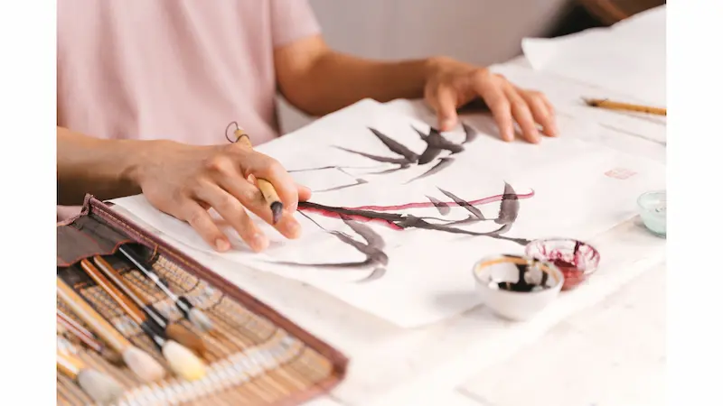 Personne réalisant une activité artistique pour explorer ses intérêts et son orientation professionnelle