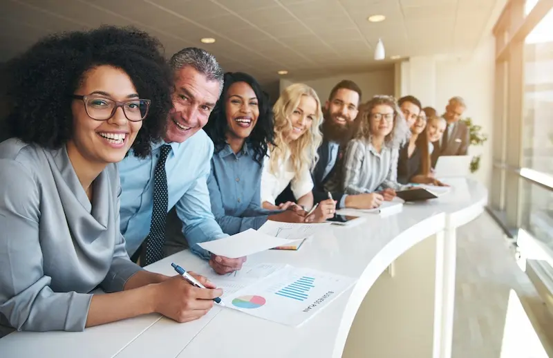 Groupe de professionnels participant à une activité collaborative de découverte des milieux de travail