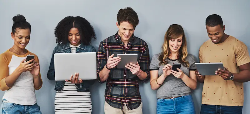 Jeunes professionnels de la génération Z utilisant des outils numériques au travail