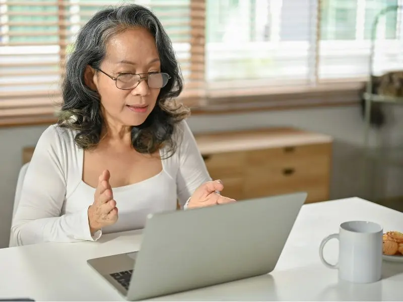 Les compétences numériques : un outil essentiel pour favoriser l’intégration sociale, professionnelle et personnelle des personnes de 55 ans et plus